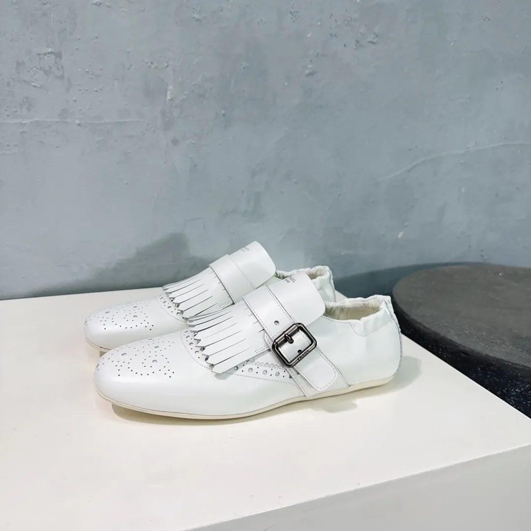 👟👟Ex-factory price 580👟👟! Prada 25 spring and summer catwalk new brogue carved tassel retro loafers and slippers series 🔥 🌟🌟🌟This shoe deliberately presents a classic and retro style, with both masculine temperament and feminine style, forming a binary contrast, highlighting the iconic style of the Prada series. The tassels are crafted using special craftsmanship, and details such as buckles and brogue patterns reveal traditional charm. An unconventional and surprising reinterpretation, the shoe is re-launched in a more fashionable design. The upper is made of imported calfskin, the lining is sheepskin, and the original molded rubber sole. Number of yards: 35-40 (40 pieces are non-refundable). Comes with original packaging.
